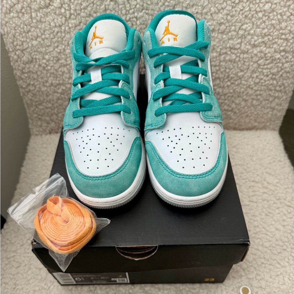 Air Jordan 1 Low SE GS New Emerald/Taxi (DO8244-301) – Size 6.5Y (Women’s 8)